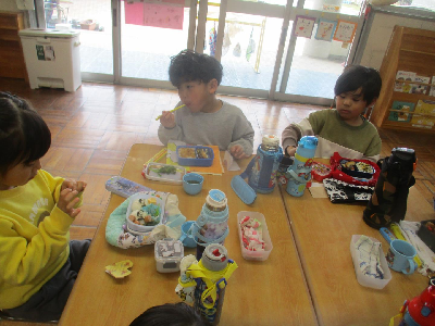 最後のお弁当を食べる園児