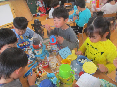 最後のお弁当を食べる年長児