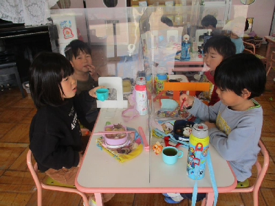 お弁当を食べる年少児
