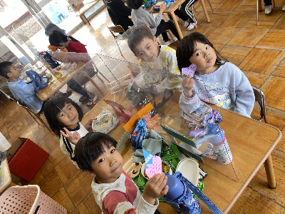 最後のお弁当を食べる年長児
