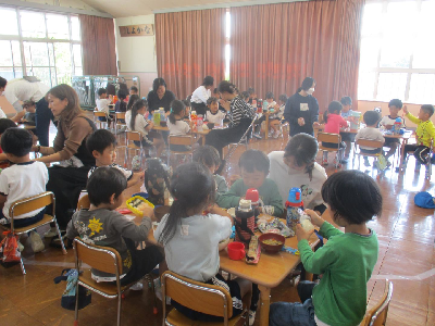 みんなで一緒に豚汁を食べる園児達