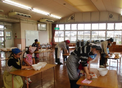 保護者と一緒に野菜を切る年長児