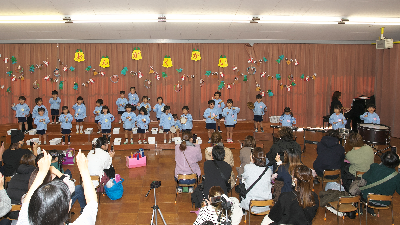 合奏をする年中児、年少児