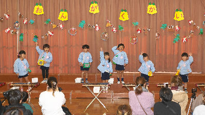 音楽会を楽しむ年中児