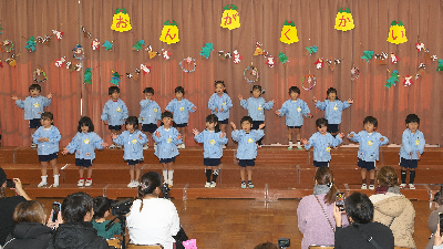 音楽会を楽しむ年少児