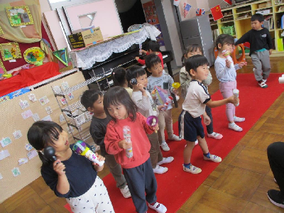 楽器遊びを楽しむ年少児
