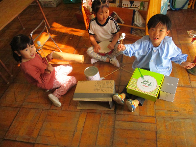 手作り楽器を楽しむ年中児