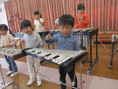 鉄琴で遊ぶ園児