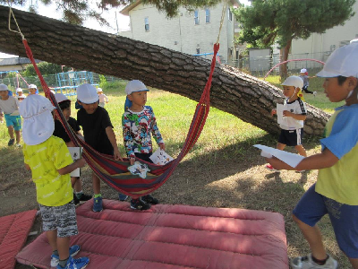 ハロウィンビンゴをする園児