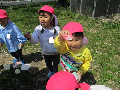 花ビラを集める園児