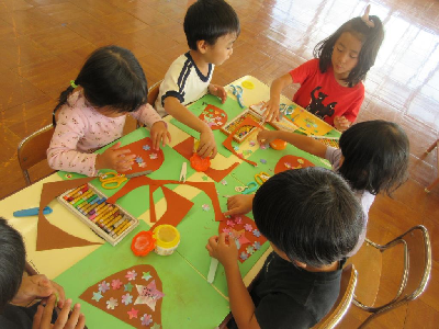 ドングリの制作をする園児