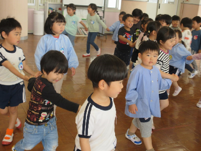 一緒に律動をする園児