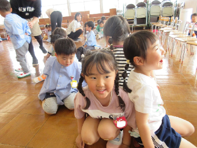 ふれあい遊びをする園児
