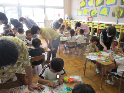 折り紙でお月見うさぎを作る園児