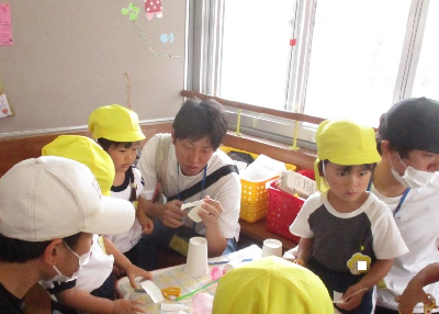 制作コーナーで遊ぶ親子