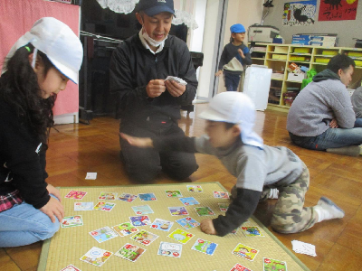 かるたをする年長児