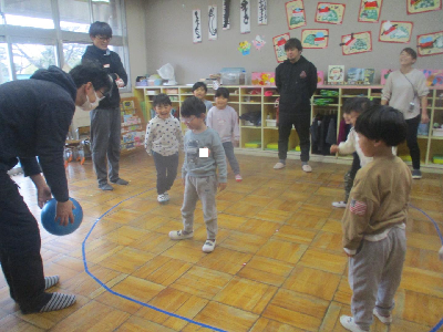 お父さんと一緒に中当てをする年中児