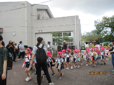 バスに乗り込む園児