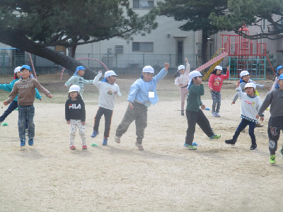 ジャンボリミッキーを踊る園児