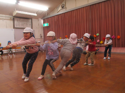 綱引きおのえカップに参加する園児