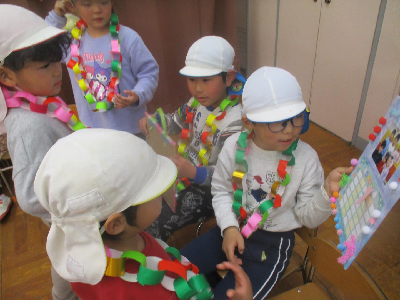 年長さんにプレゼントを渡す年少、年中児
