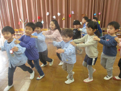 貨物列車を楽しむ園児