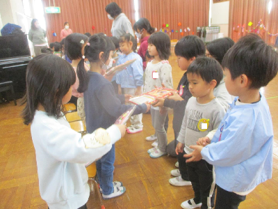 プレゼントを渡す園児