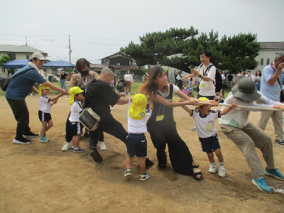 綱引きをする年少児と保護者