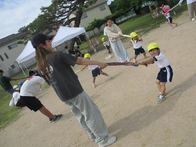 タオルの引っ張り合いをする園児
