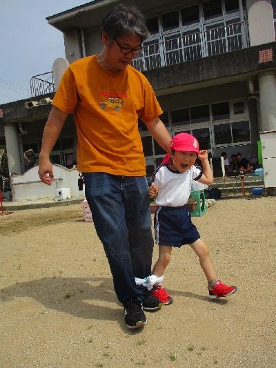 二人三脚をする園児