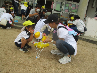 パかポコを一緒につくる年少児