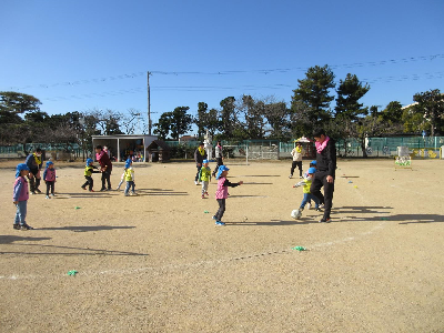 お父さんとサッカーをする園児