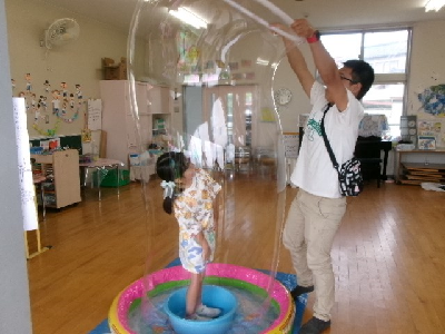 シャボン玉で遊ぶ親子