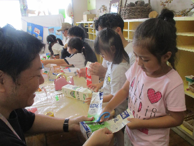 制作を一緒にする親子