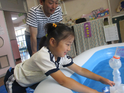 船作りを楽しむ親子