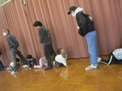 お父さんと一緒に遊ぶ園児