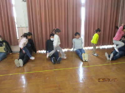 お父さんと一緒に遊ぶ園児