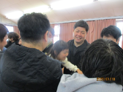 お父さんと一緒に遊ぶ園児
