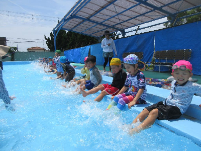 プール遊びを楽しむ園児