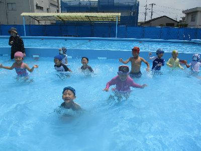 プール遊びをする園児
