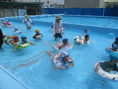浮き輪で遊ぶ園児
