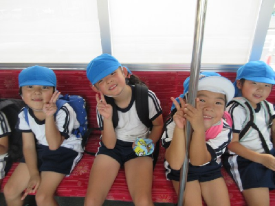 電車に乗る園児