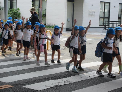 園外保育に行く園児