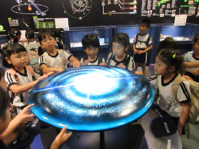 天文科学館の施設で遊ぶ年長児