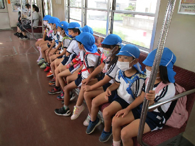 電車に乗っている年長児