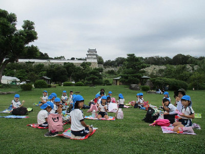 明石公園で弁当を食べる年長児