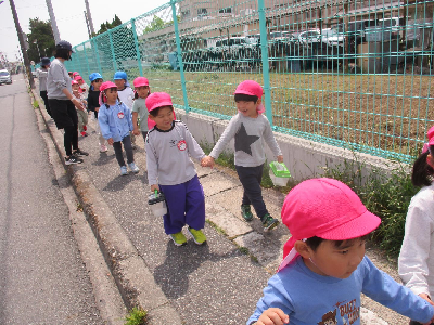 散歩に行く園児