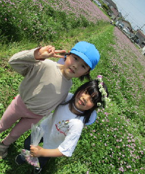 作った花かんむりをかぶる年長児