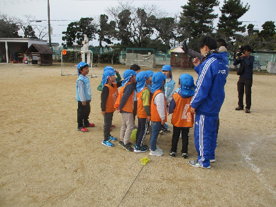 コーチの話を聞く園児