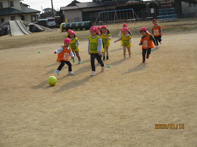 サッカーをする園児